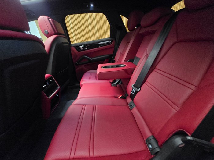 2019 PORSCHE CAYENNE