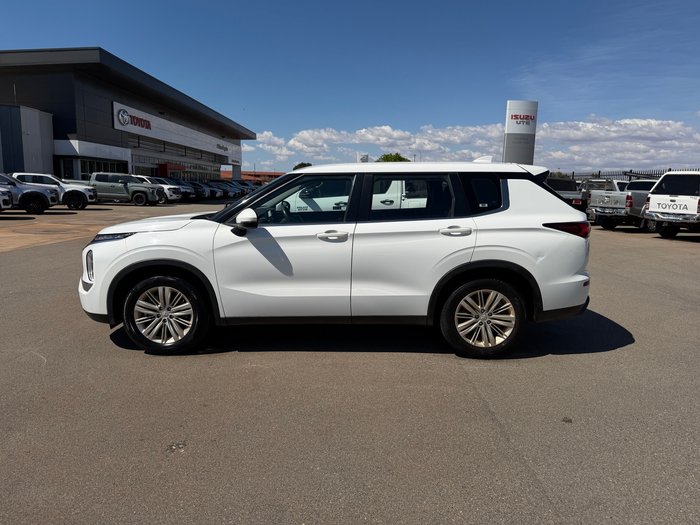 2023 MITSUBISHI OUTLANDER WHITE