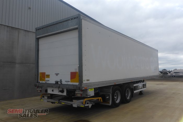 2015 Maxitrans 16 Pallet Refrigerated Pantech with Tailgate Loader