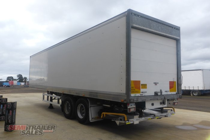 2015 Maxitrans 16 Pallet Refrigerated Pantech with Tailgate Loader