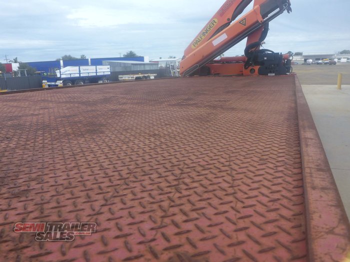 2006 Krueger 44FT Flat Top with Mid Mount Palfinger Crane