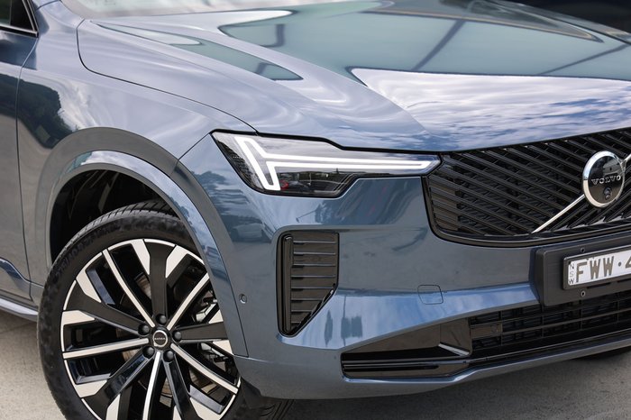 2025 Volvo XC90 Ultra B5 Dark