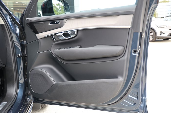 2025 Volvo XC90 Ultra B5 Dark