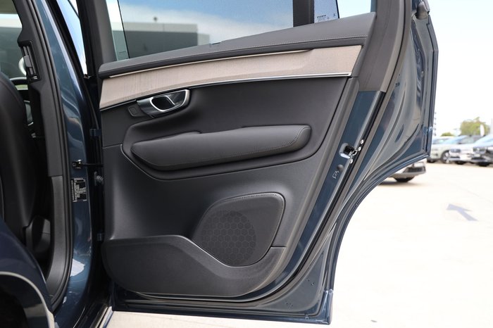 2025 Volvo XC90 Ultra B5 Dark