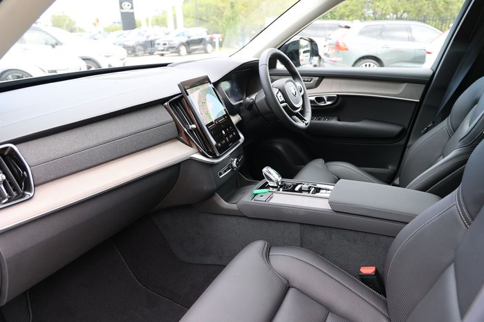 2025 Volvo XC90 Ultra B5 Dark