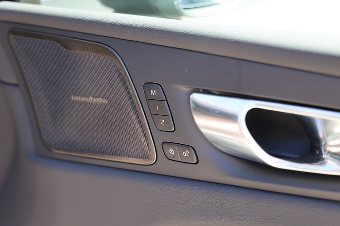 2025 Volvo XC60 Plus B5 Bright