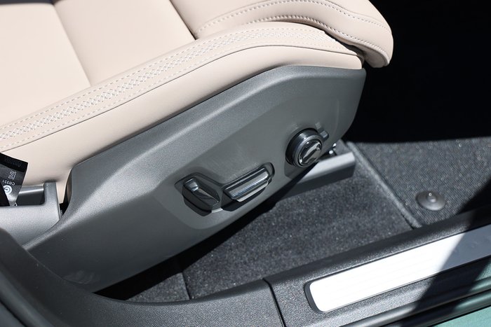 2025 Volvo XC60 Plus B5 Bright