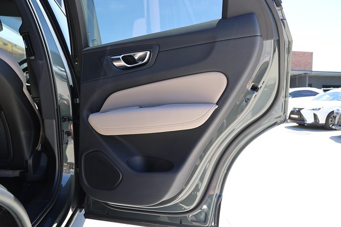 2025 Volvo XC60 Plus B5 Bright