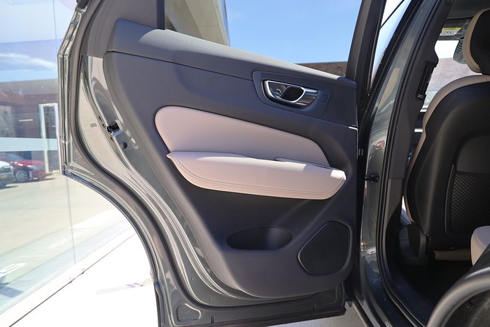 2025 Volvo XC60 Plus B5 Bright