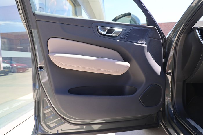 2025 Volvo XC60 Plus B5 Bright