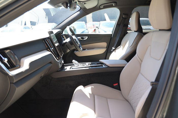 2025 Volvo XC60 Plus B5 Bright