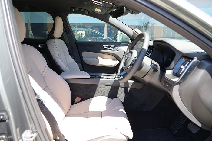 2025 Volvo XC60 Plus B5 Bright