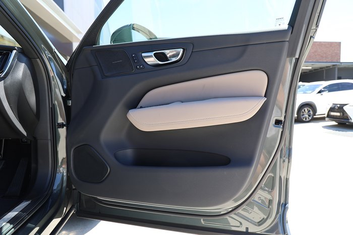 2025 Volvo XC60 Plus B5 Bright