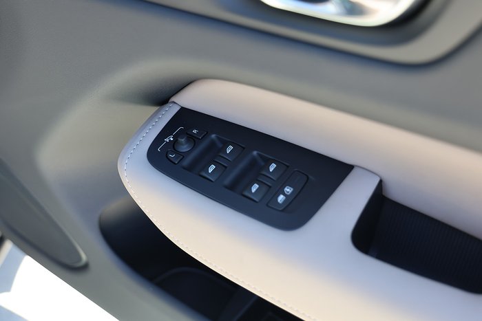 2025 Volvo XC60 Plus B5 Bright