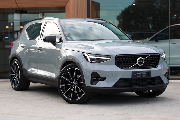 2023 Volvo XC40 Ultimate B4 Dark