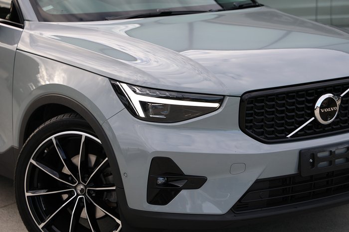 2023 Volvo XC40 Ultimate B4 Dark