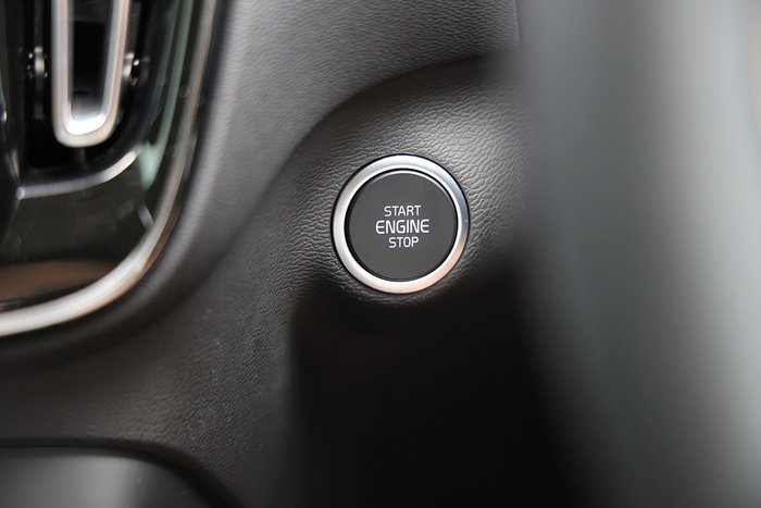 2023 Volvo XC40 Ultimate B4 Dark