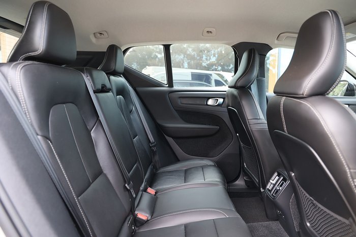 2023 Volvo XC40 Ultimate B4 Dark