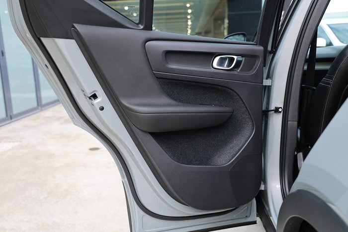2023 Volvo XC40 Ultimate B4 Dark