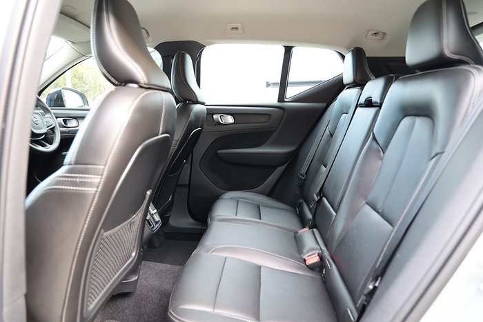 2023 Volvo XC40 Ultimate B4 Dark