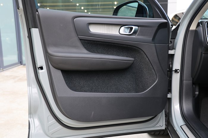 2023 Volvo XC40 Ultimate B4 Dark
