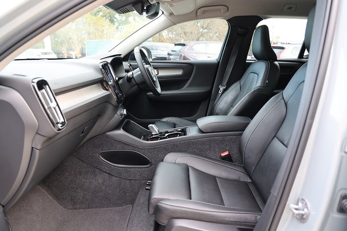 2023 Volvo XC40 Ultimate B4 Dark