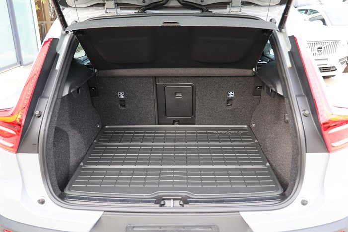 2023 Volvo XC40 Ultimate B4 Dark