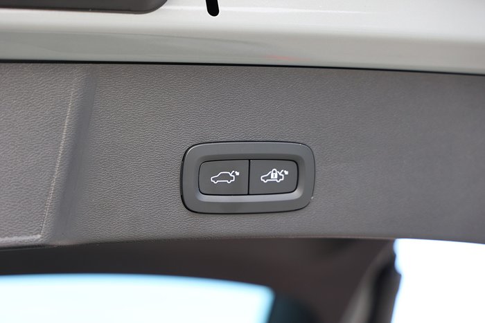 2023 Volvo XC40 Ultimate B4 Dark