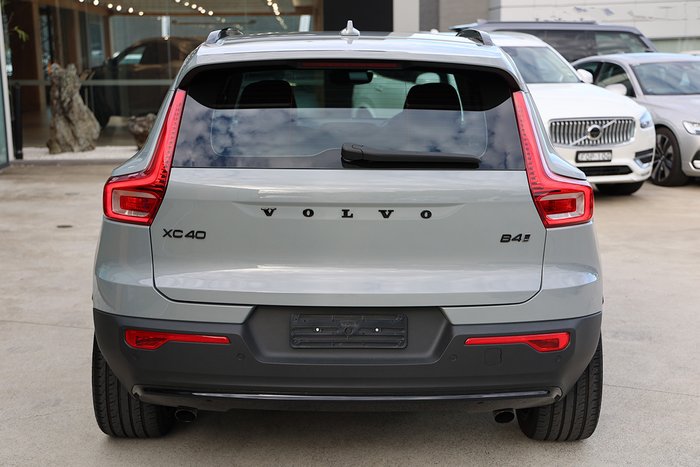 2023 Volvo XC40 Ultimate B4 Dark