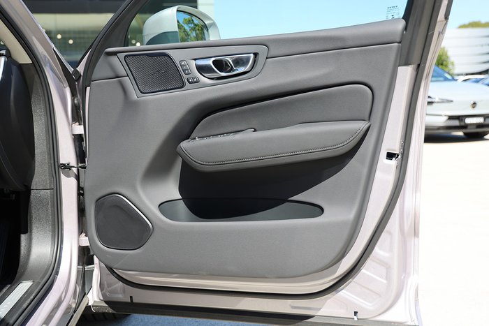 2025 Volvo XC60 Plus B5 Bright