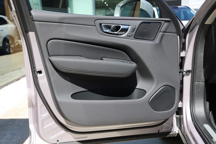 2025 Volvo XC60 Plus B5 Bright