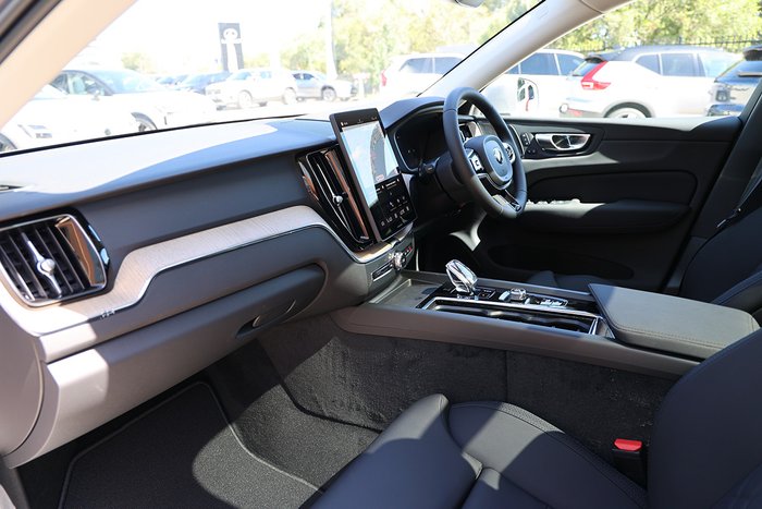 2025 Volvo XC60 Plus B5 Bright