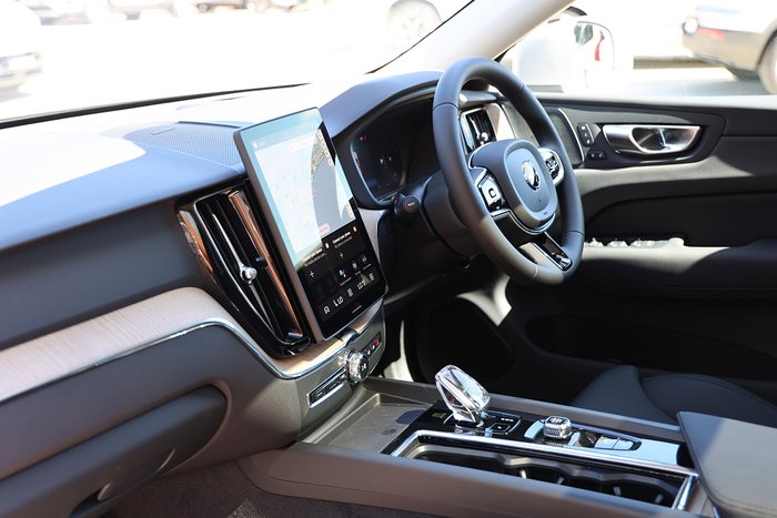 2025 Volvo XC60 Plus B5 Bright