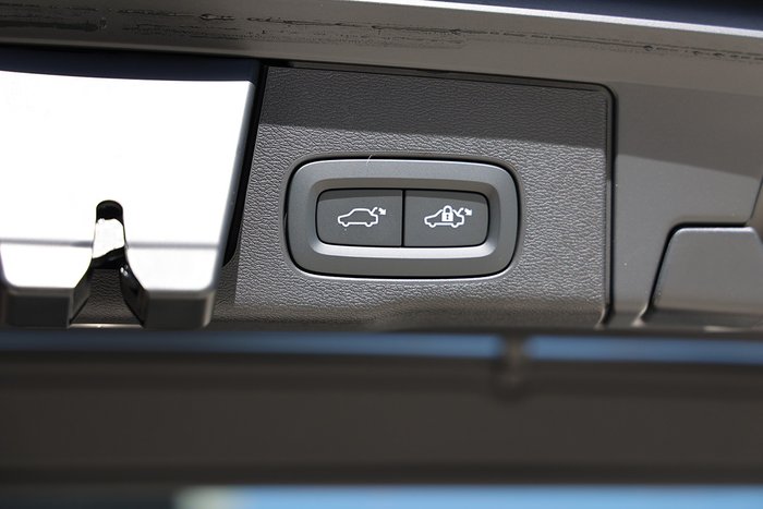 2025 Volvo XC60 Plus B5 Bright