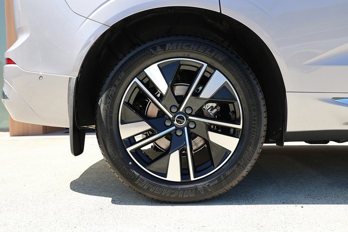 2025 Volvo XC60 Plus B5 Bright