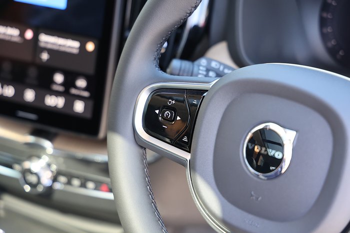 2025 Volvo XC60 Plus B5 Bright