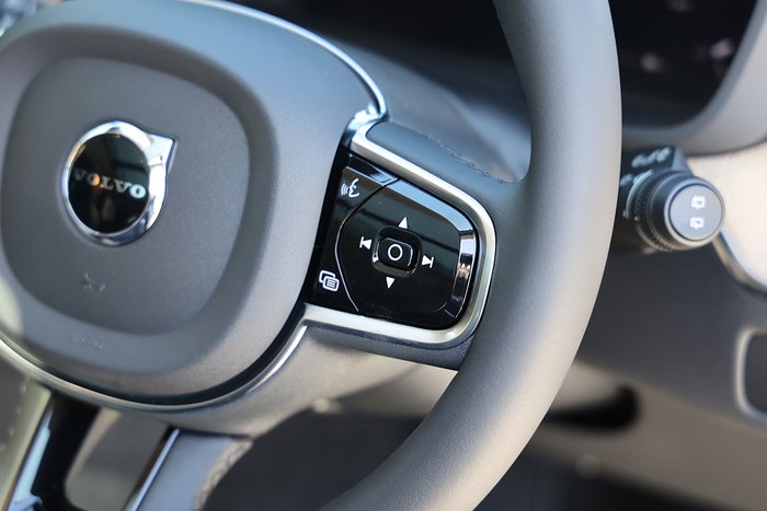 2025 Volvo XC60 Plus B5 Bright