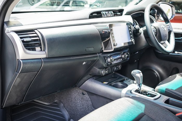 2024 Toyota HILUX SR5