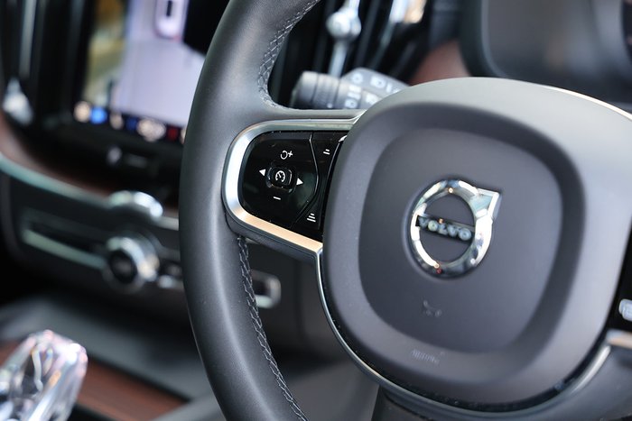 2023 Volvo XC60 Recharge Ultimate T8 Plug-In Hybrid