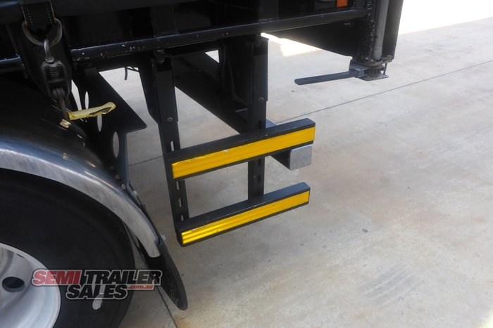 2020 Vawdrey 20 Pallet Curtainsider Road Train Lead