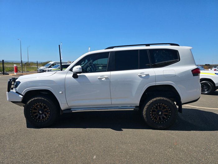 2023 Toyota LANDCRUISER GXL White