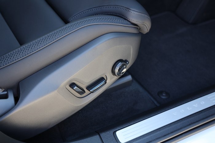 2025 Volvo XC60 Plus T8 Plug-In Hybrid Dark