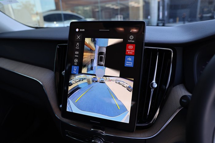 2025 Volvo XC60 Plus T8 Plug-In Hybrid Dark