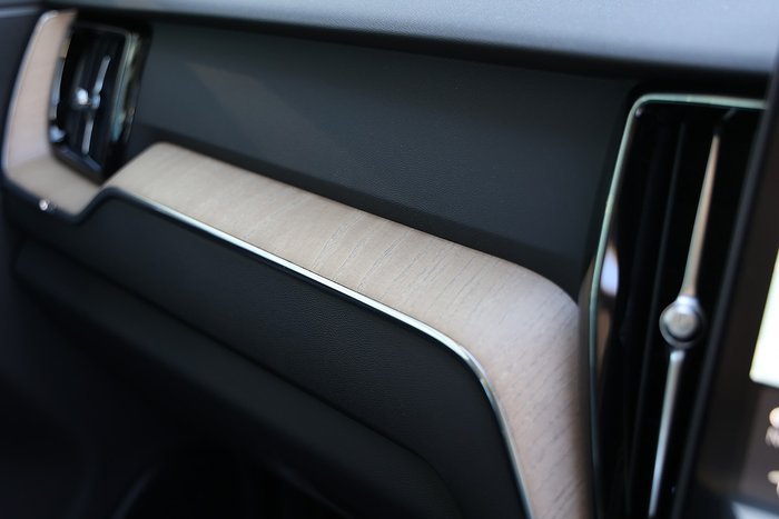 2025 Volvo XC60 Plus T8 Plug-In Hybrid Dark