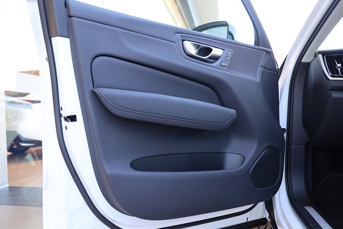 2025 Volvo XC60 Plus T8 Plug-In Hybrid Dark