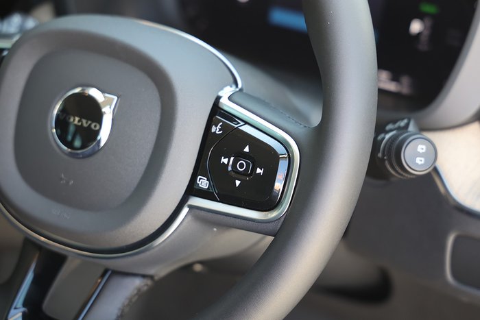 2025 Volvo XC60 Plus T8 Plug-In Hybrid Dark