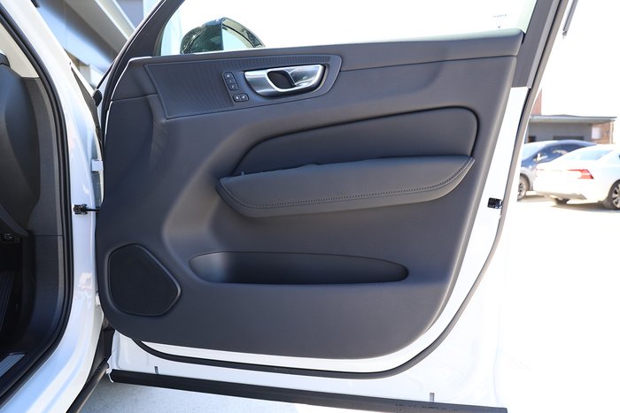 2025 Volvo XC60 Plus T8 Plug-In Hybrid Dark