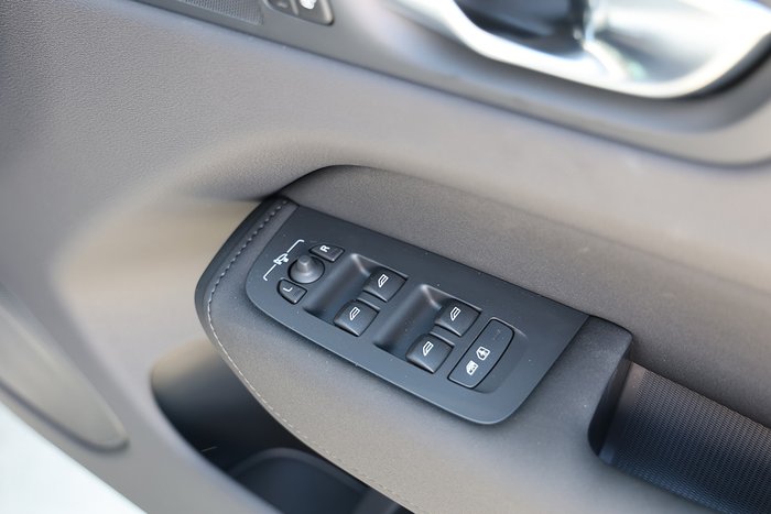 2025 Volvo XC60 Plus T8 Plug-In Hybrid Dark