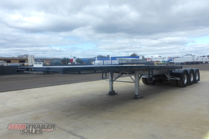 2002 Maxitrans 12 Pallet Flat Top A Trailer with 20FT Container Pins