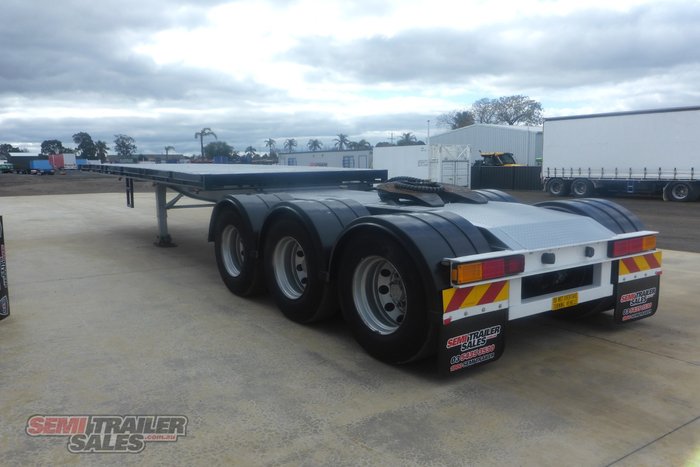 2002 Maxitrans 12 Pallet Flat Top A Trailer with 20FT Container Pins